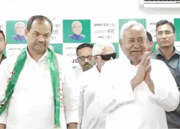 Bulo Mandal and Bihar Chief Minister Nitish Kumar