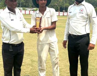 Piyush Kumar of Patna receiving Player of the Match award.