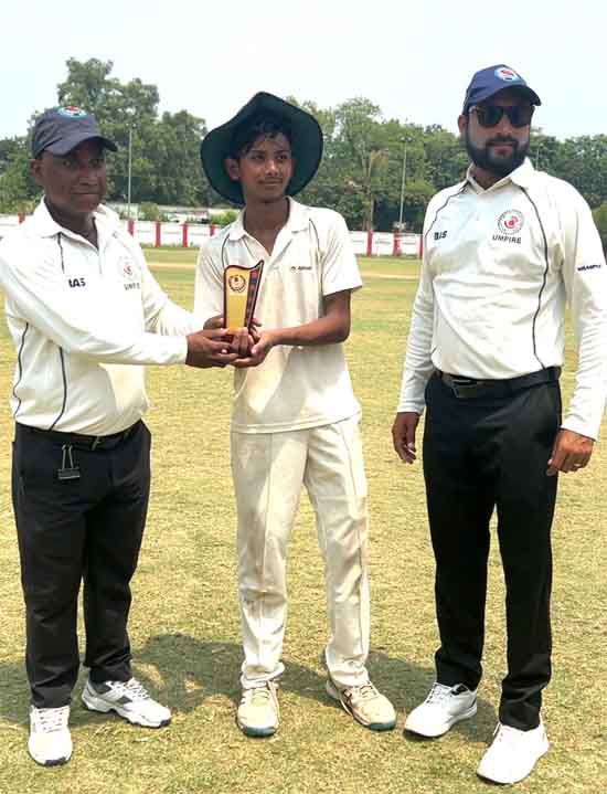 Piyush Kumar of Patna receiving Player of the Match award.