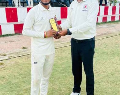 Rohit Pandey receiving man of the match award