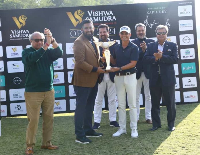 Champion Ajeetesh Sandhu receives the trophy from Mr. Shivdutt Das, Executive Director, Vishwa Samudra Holdings. The other dignitaries seen in the picture are (L - R) Mr. Vikram Seth, Captain, Delhi Golf Club, Mr. Uttam Singh Mundy, CEO, PGTI, Mr. Amandeep Johl, CEO-Designate, PGTI & Col. Mohit Nasa, Chairman, Golf Operations, Delhi Golf Club.