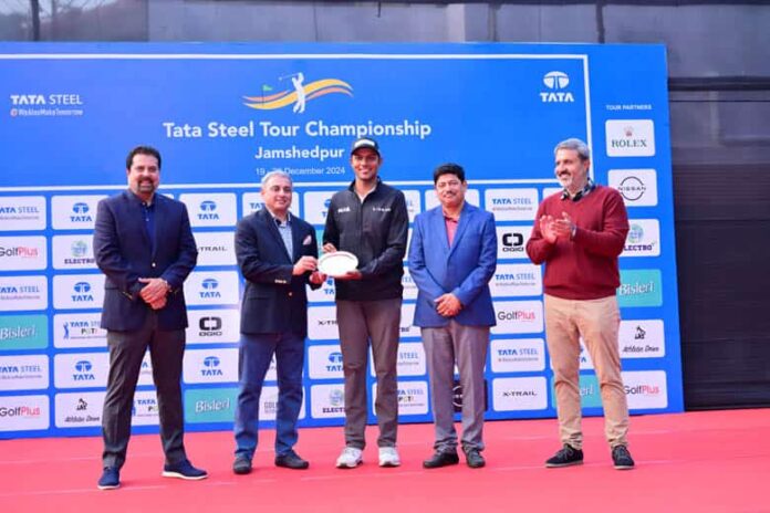 Champion Veer Ahlawat (centre) receives the trophy and cheque from Mr. T V Narendran, CEO & Managing Director, TATA Steel (2nd from left). The other dignitaries seen in the picture are Mr. D B Sundara Ramam, Vice President, Raw Materials Division, TATA Steel & Captain – Jamshedpur Golf (2nd from right), Mr. Uttam Singh Mundy, CEO, PGTI (extreme left) and Mr. Amandeep Johl, CEO – Designate, PGTI (extreme right).